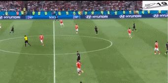 一个人扛着一支国家队足球,一个人扛着一支国家队