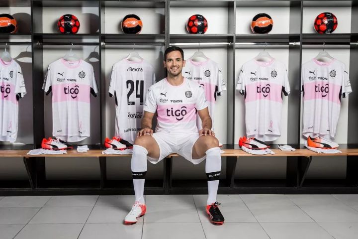 混身上下一套粉？绿茵场上的硬汉们究竟怎么了？