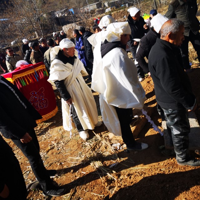农村不火葬实行土葬是真的吗,山区可以土葬吗