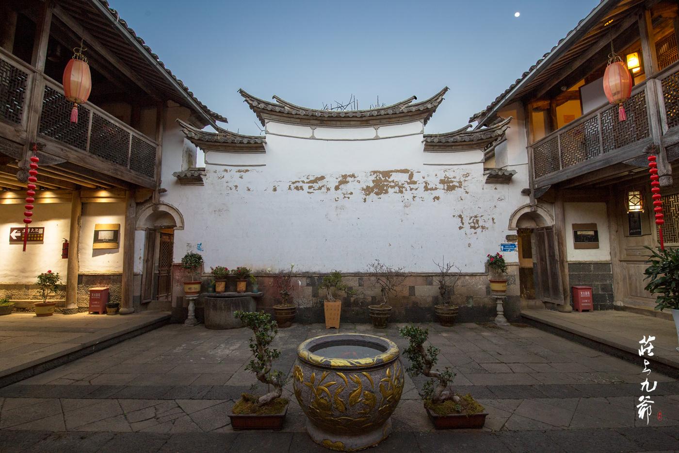 西董古村斜阳余晖下的悠然静寂