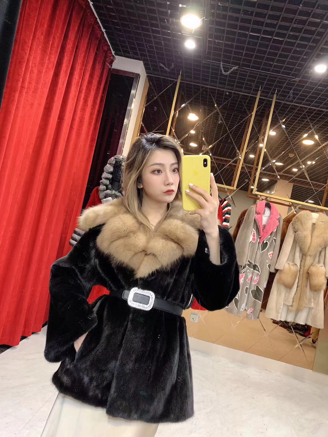 什么样的水貂穿着老气,米黄色水貂好看还是黑色水貂好看