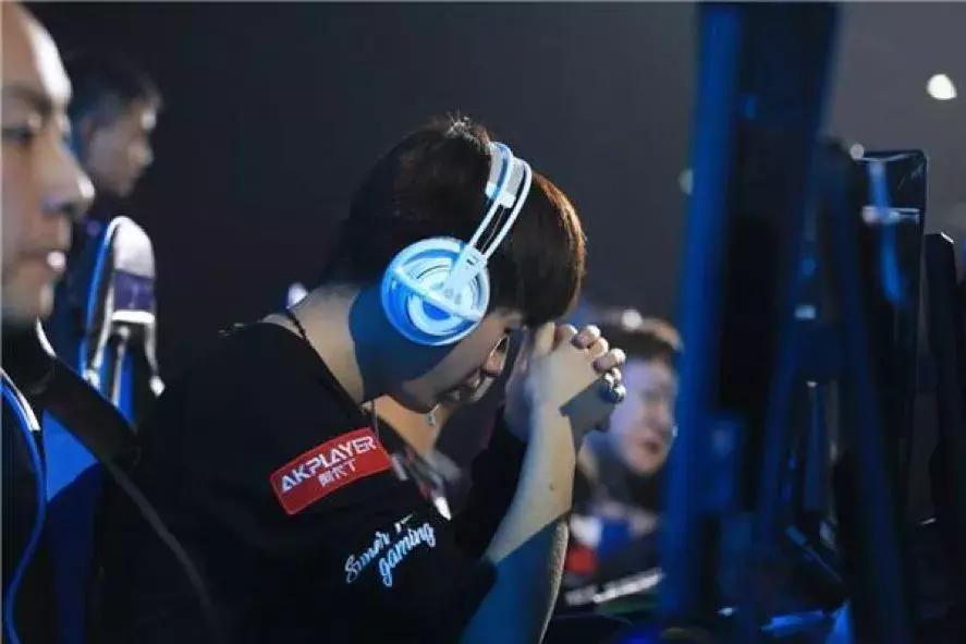 穿越火线六冠王打石头,穿越火线cfs总决赛2018