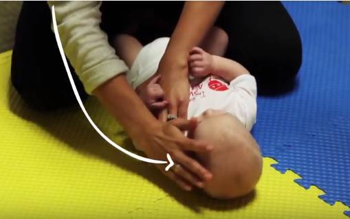 纠正宝宝斜颈最好的办法,宝宝斜颈要做什么操可以缓解