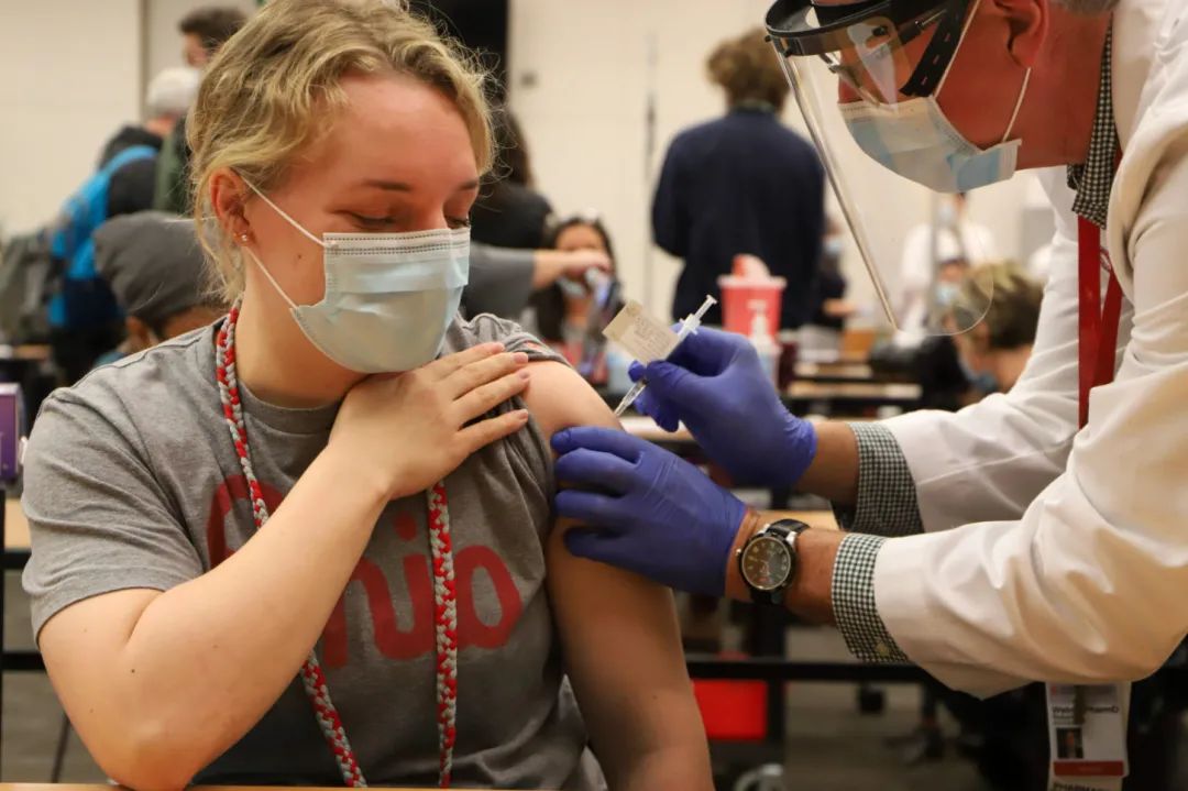 这些学校不强制接种,还送百万美金、苹果全家桶、学费全免…