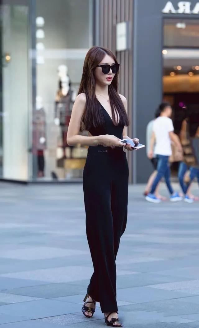 广东街头小姐姐，完美展现迷人的腰部，充满了女神的气息