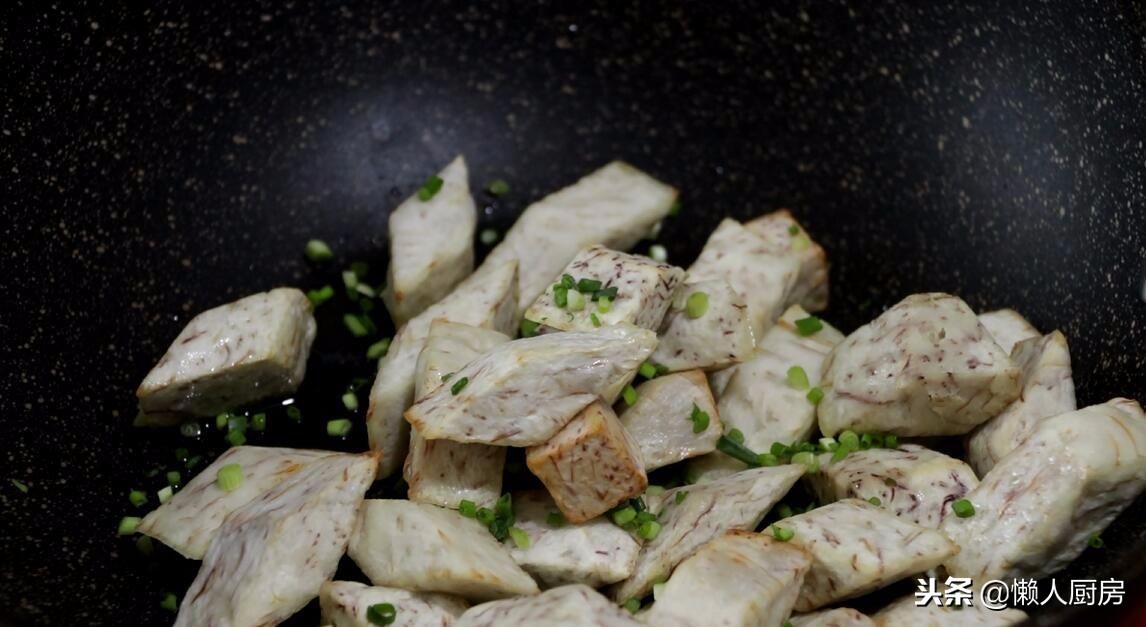 芋头这样做最好吃,一炸二炒两步搞定,外皮酥脆,内里咸香粉糯