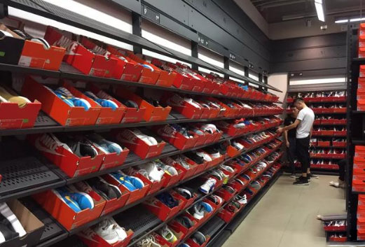 专卖店的鞋子都是正品吗,为什么品牌的鞋子网上比专柜便宜