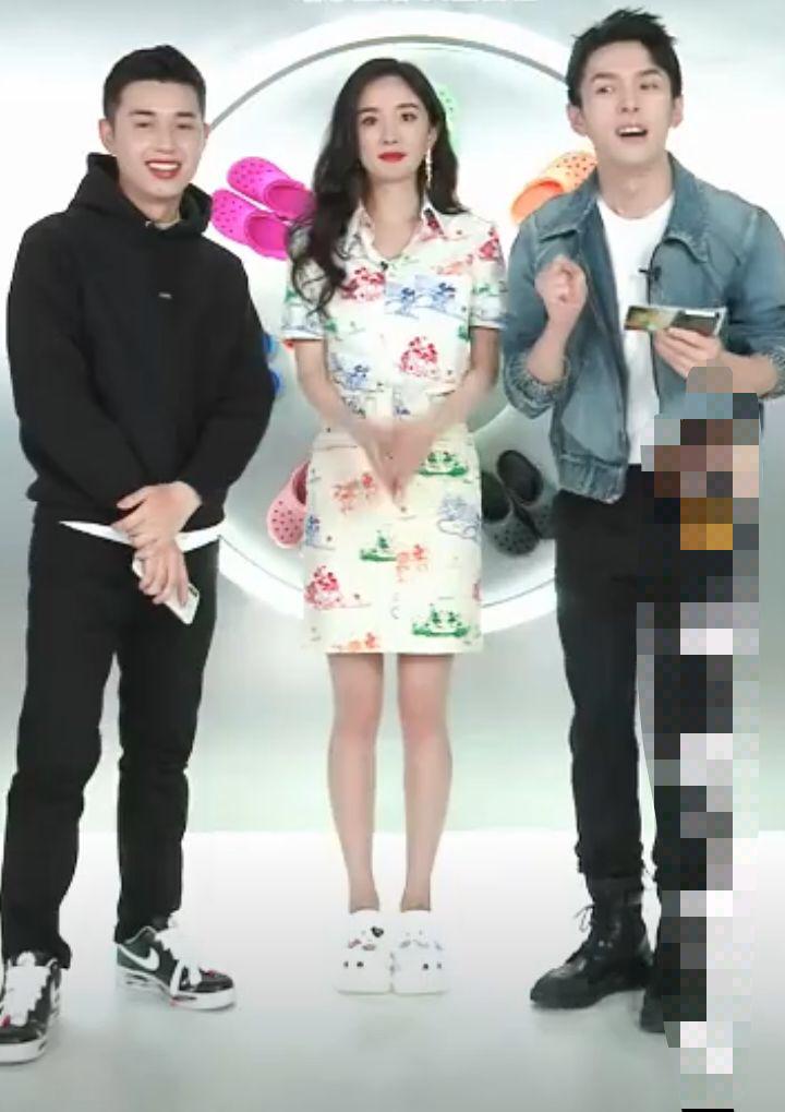 杨幂高调现身李佳琦直播间,杨幂穿涂鸦短裙现身李佳琦直播间