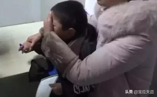 小学生手指被卡水杯盖消防解救,孩子手指卡住消防员解救