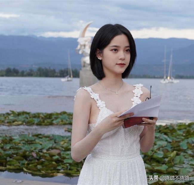 女人40岁以后还是化点淡妆好看,皮肤偏白适合怎么化淡妆