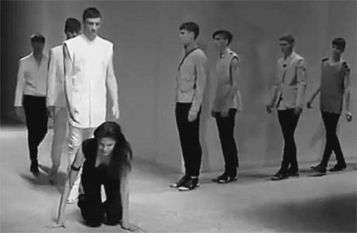 T台模特摔跤*案惨**！隔着屏幕都替她们脚疼