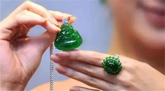 珠宝直播：一门熟悉又隐秘，蛮荒又暴利的生意