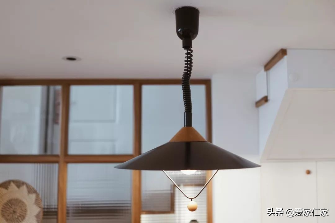 她买下32㎡上海老旧学区房，为女儿打造小桃园，还有超舒适大庭院