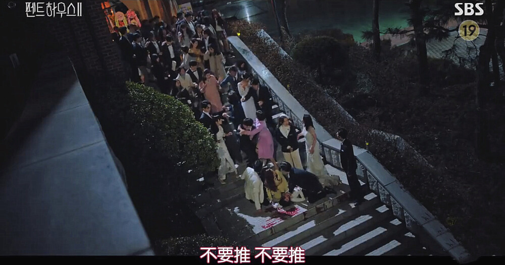 顶楼2裴露娜摔下楼,顶楼第二季裴露娜被谁杀的