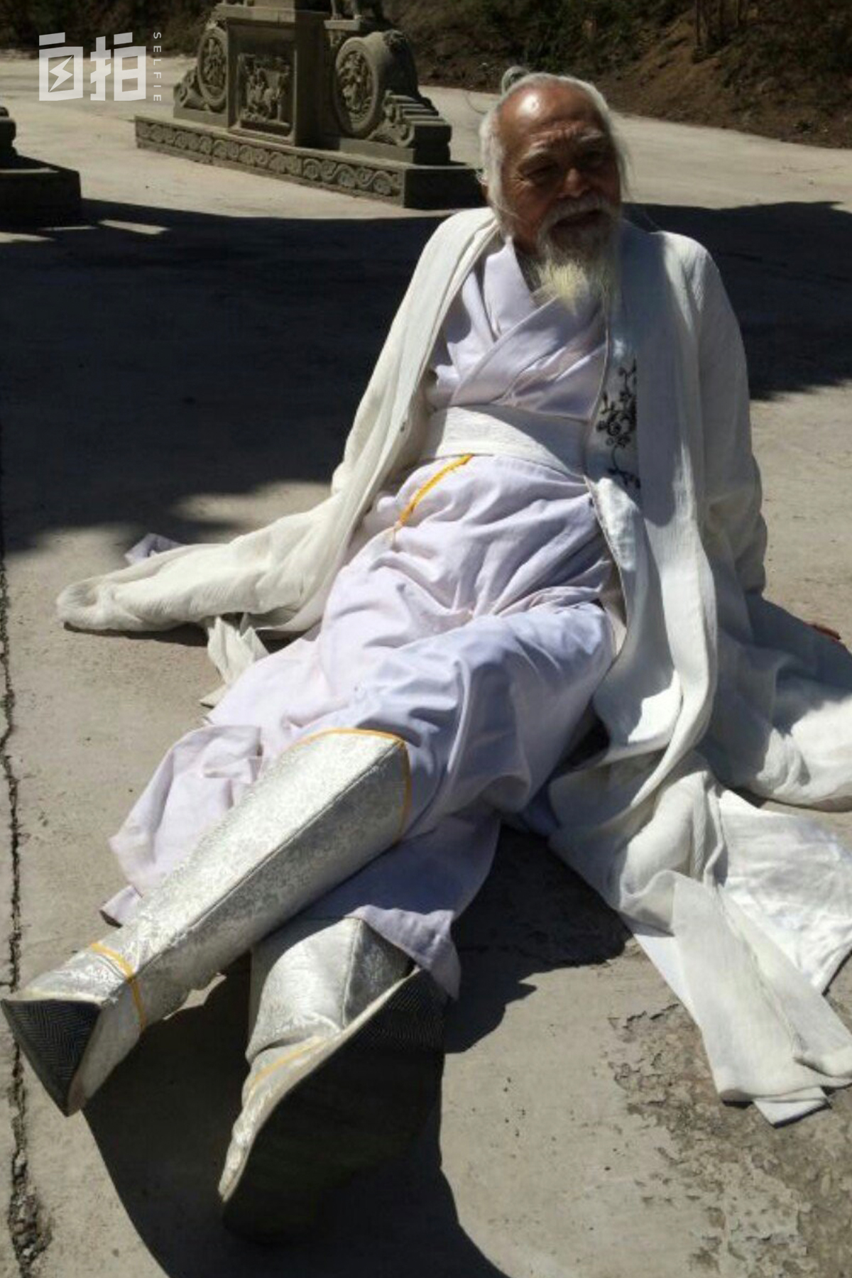 我，49岁开始北漂，79岁走秀爆红，85岁学开飞机，一辈子都在演戏