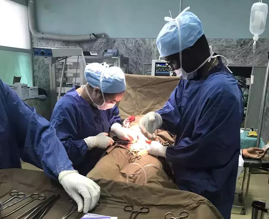 医者仁心，情洒非洲，一曲《成都》让他红了眼眶——记全国援外医疗工作先进个人李昂（中英文）