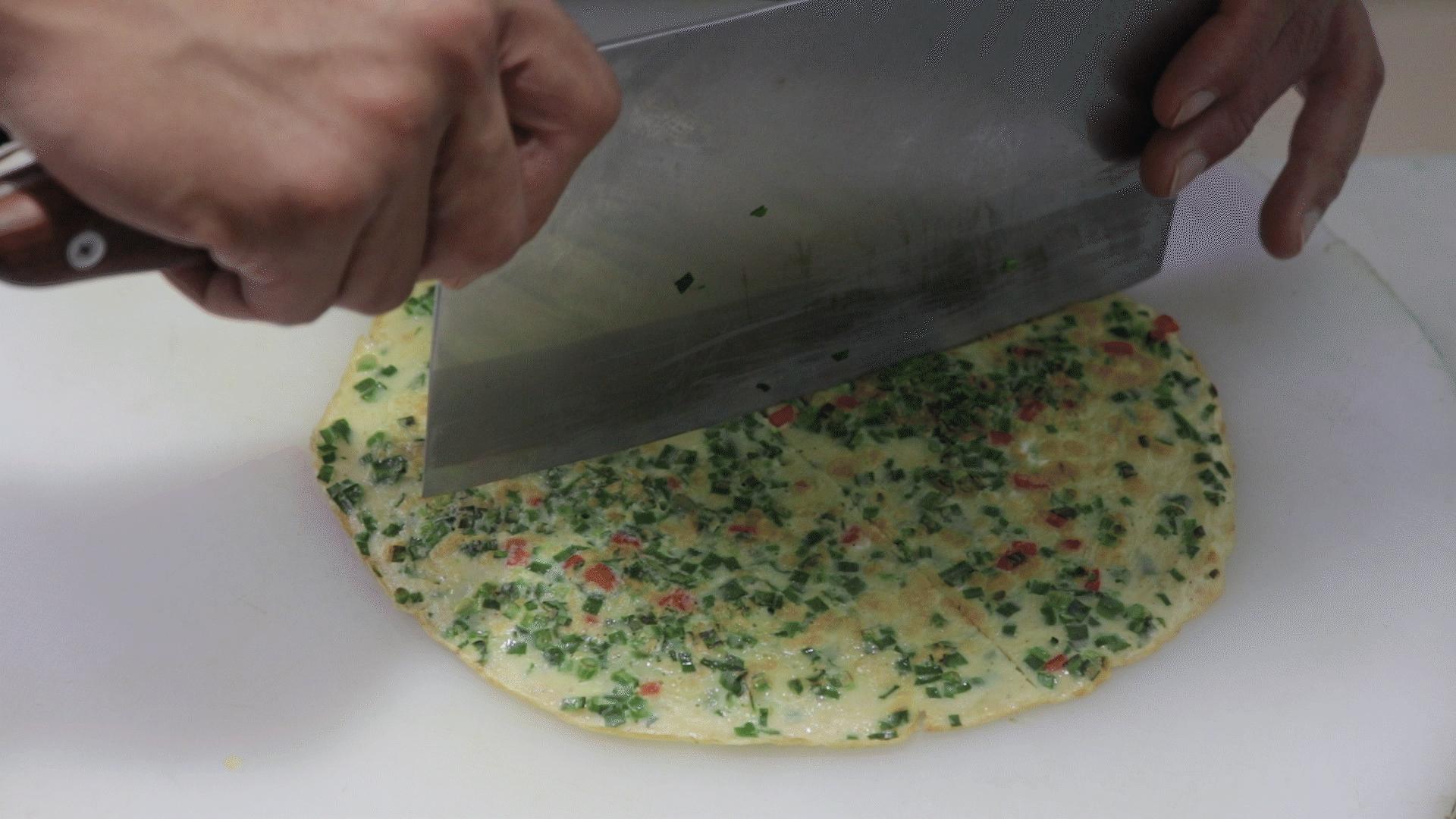 韭菜鸡蛋饼的家常做法简单又好吃,韭菜鸡蛋饼的新吃法视频教程