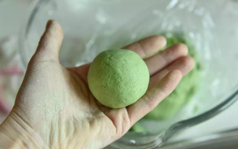 教你自己在家做青团口感软糯,青团制作怎么不粘手
