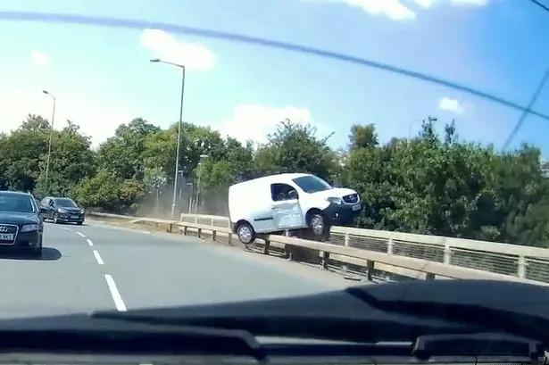 敲门声不是在门外是在门内,敲门的不一定是人不要乱开门