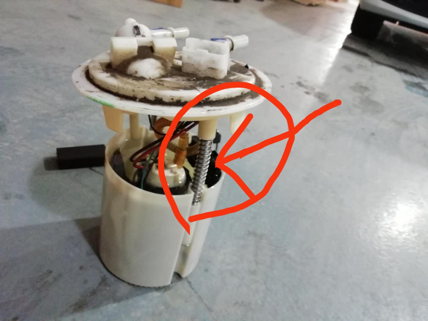 雪铁龙世嘉油表不准油耗增多，雪铁龙世嘉碳罐灰虑堵塞油泵损坏