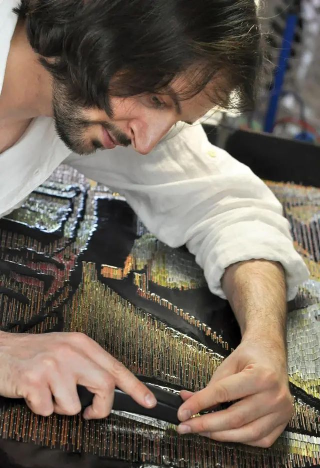 他用订书机作画，被网友嬉笑是装订工，艺术家：要不你来试试