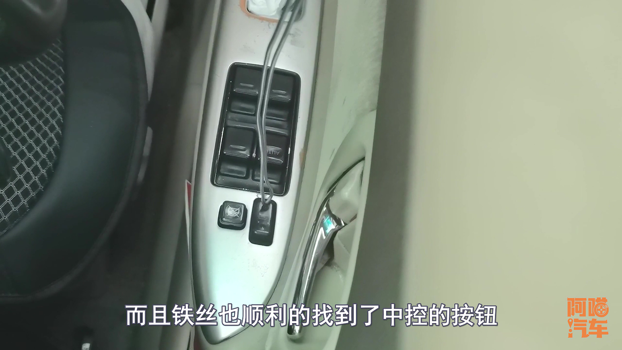 钥匙锁在车里怎么办,钥匙锁在车里面了有什么好办法