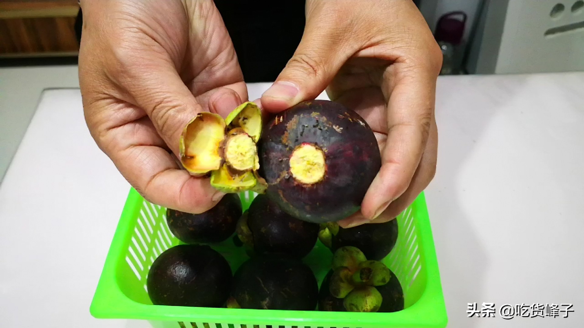 吃了20多年山竹,竟不知山竹顶上有个小机关,小学生都能轻松打开
