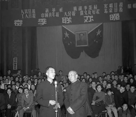 九张反映过年气氛的照片,百张罕见的过年老照片这才是年味