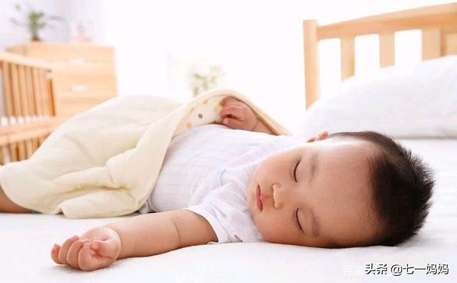 宝宝“爱踢被子”原因多，弄清缘由对症处理，让宝宝睡个安稳觉