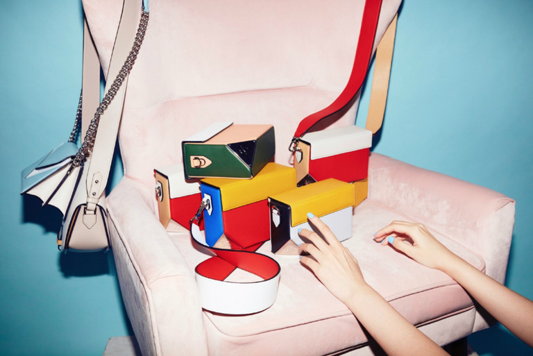 不要再背烂大街的双肩包了,别再背烂大街的轻奢包