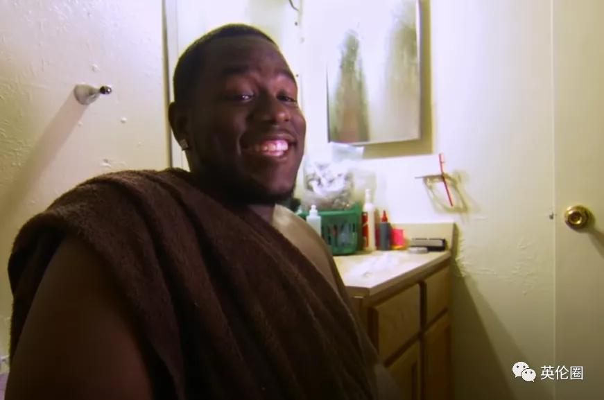 她逼全家120s洗完澡，给孩子吃过期肉...男友：我还是爱她