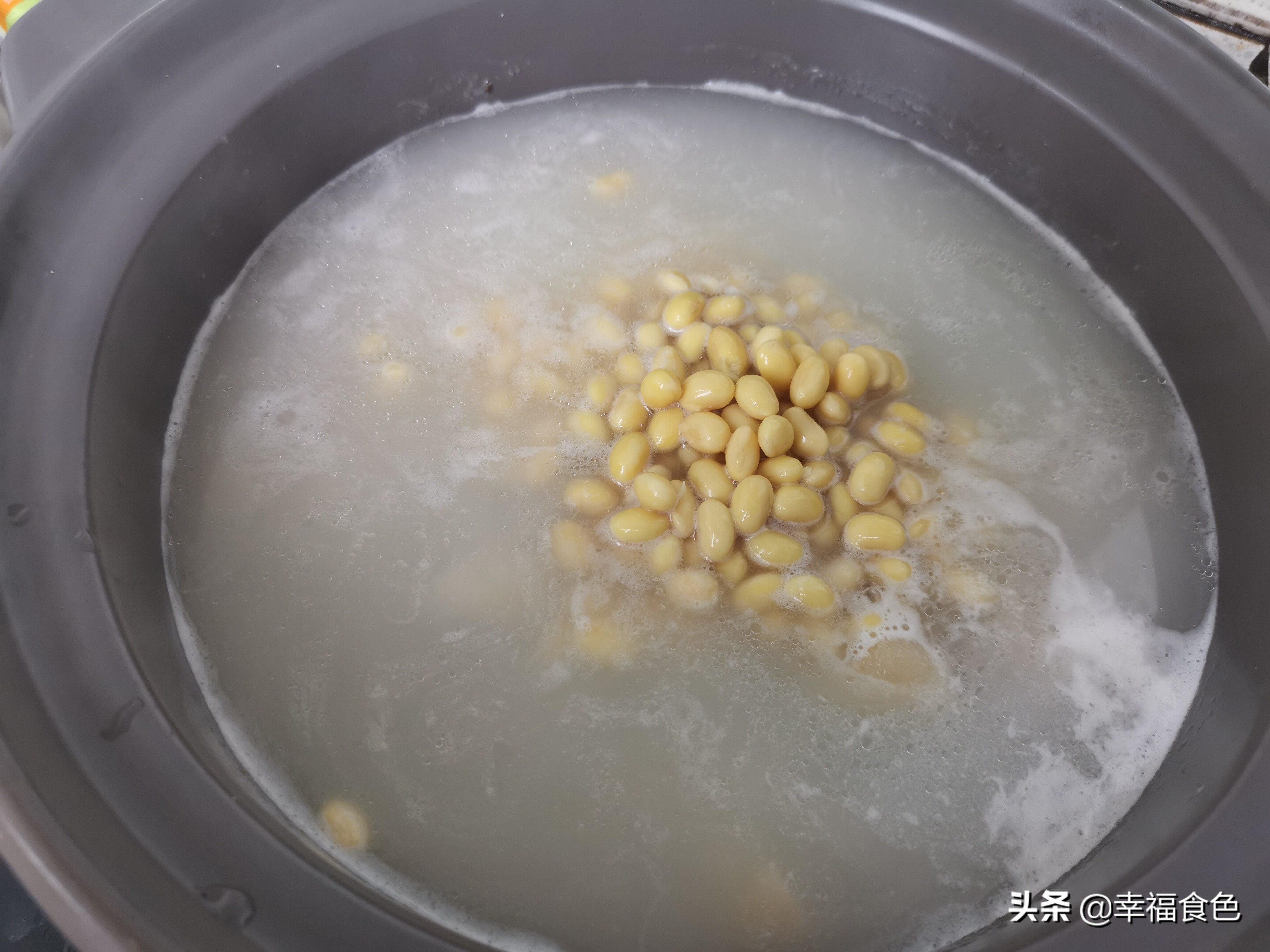 黄豆猪蹄汤的正宗做法,猪蹄黄豆汤最正宗的做法不焯水