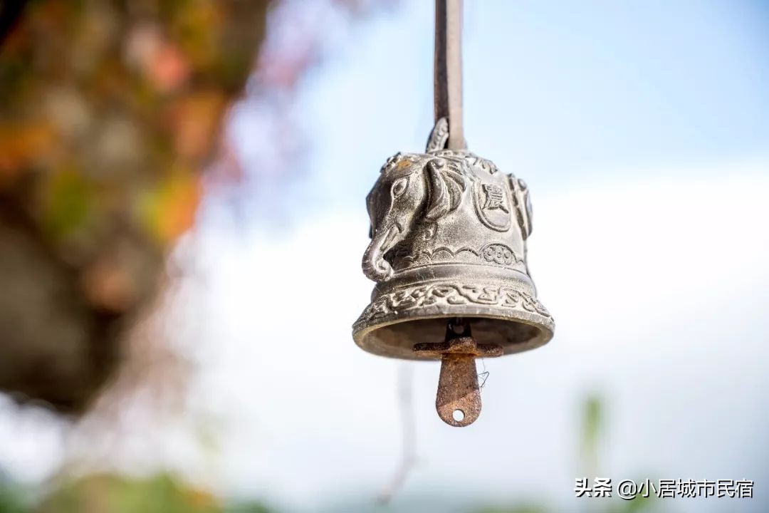 组队去火爆的玻璃屋民宿，星空下围炉火锅烧烤，唱k麻将，放烟花