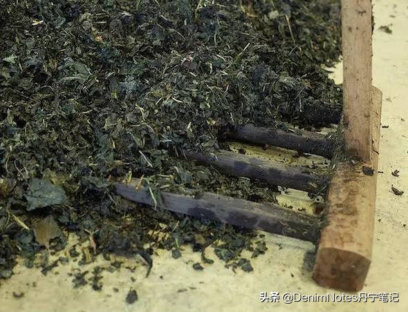 牛仔裤褪色了可以重新染色吗,牛仔裤褪色一般是什么颜色