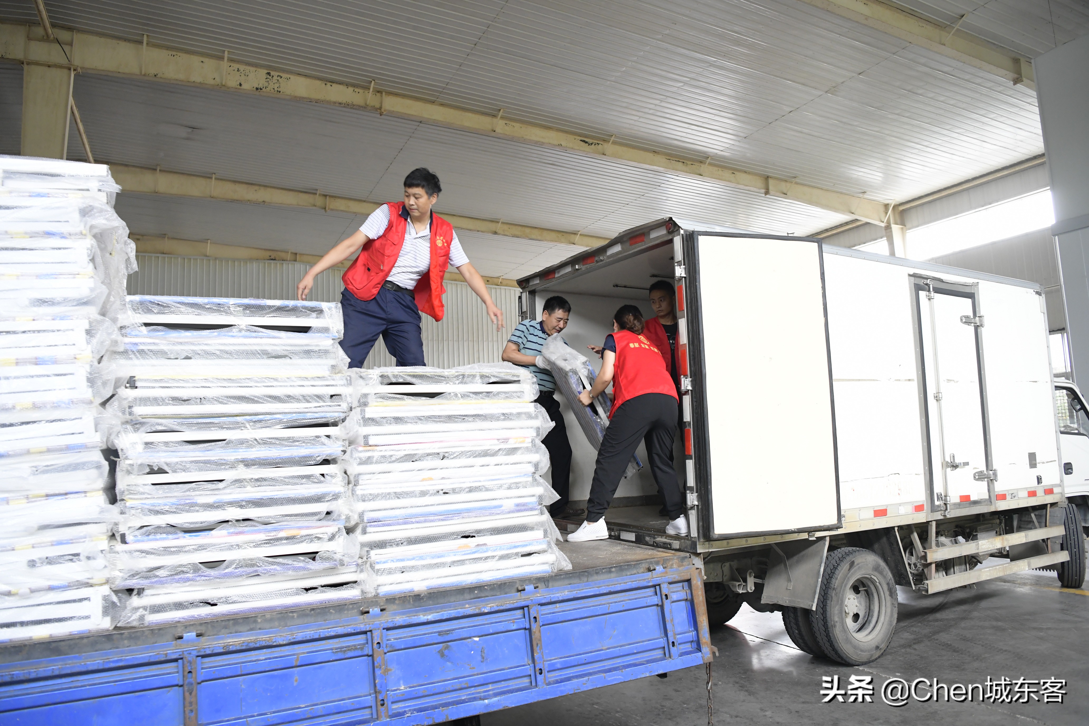 爱心志愿者捐赠传递雷锋精神,爱心捐赠涌春潮守望相助抗疫情