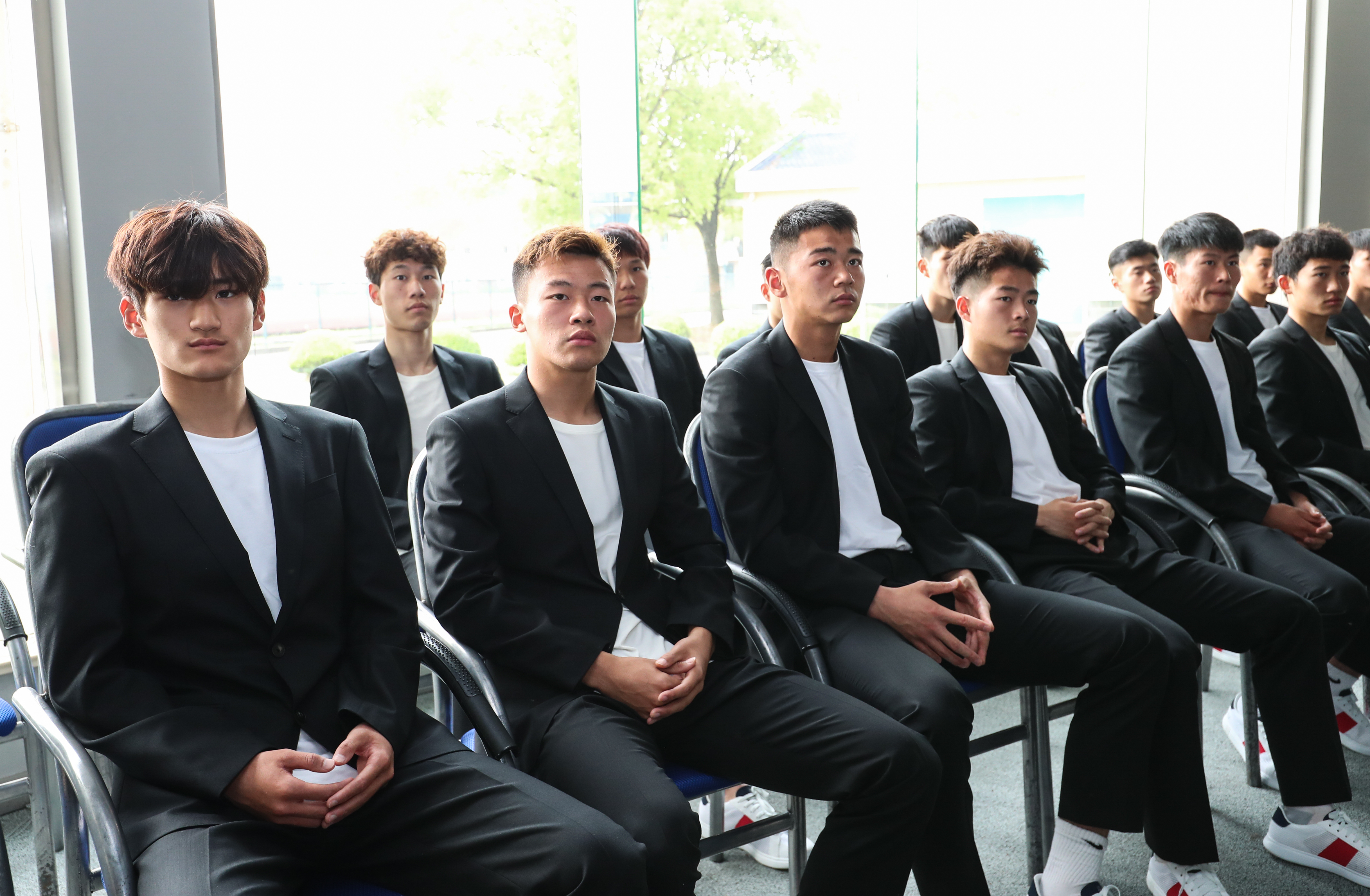 战旗高扬雄鹰奋飞,战旗飘扬斗志昂扬