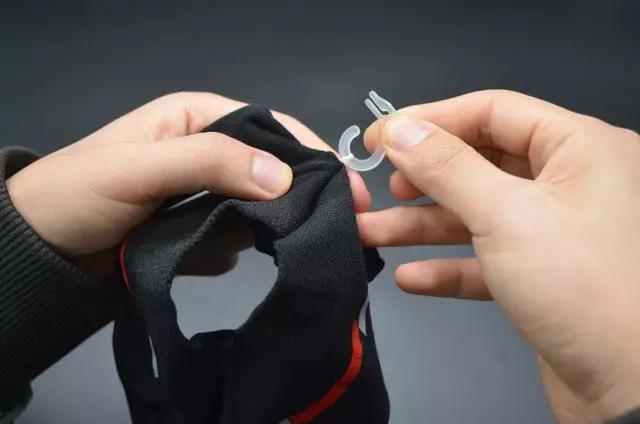 新袜子有铁钩,袜子上的小挂钩能用来做什么