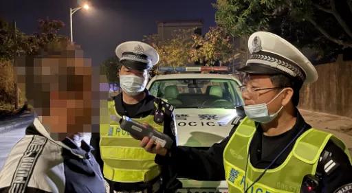 他无视交警拦停，开车撞倒雪糕筒一路逃走，走投无路仍不肯开车门！