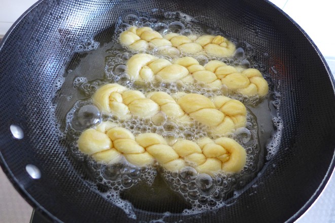 1个鸡蛋二勺面做出酥脆小麻花,小麻花怎么做才酥脆又好吃又简单