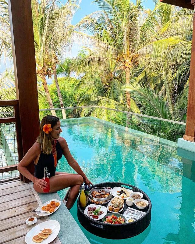 房间旁边就是泳池,房间旁边就是淋浴室