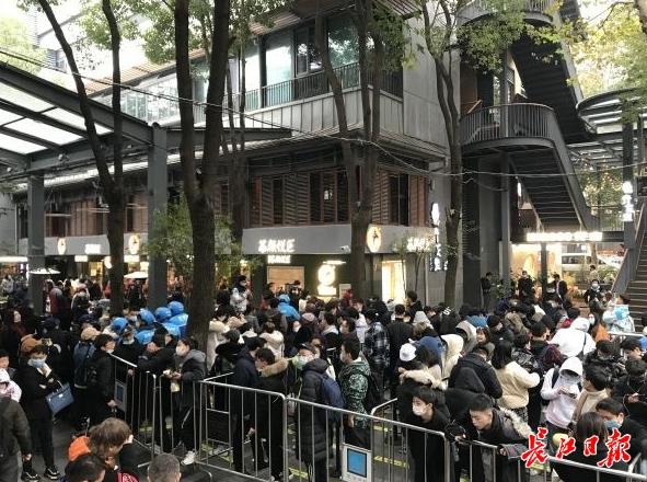排队6小时无法购票,排队8小时却不能预约点单