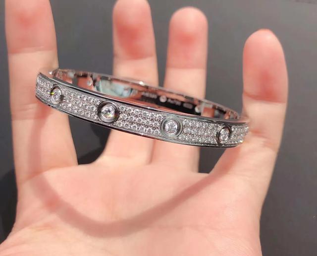 cartier卡地亚满钻手镯正品多少钱,卡地亚love手镯满钻值得买吗