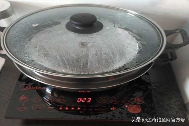 粮食窝料做不好？老钓友分享一款醇香四溢、专钓大鱼的窝料泡法