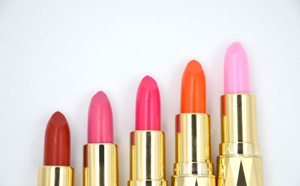 看完制作口红的方法你还敢用吗,自制口红违法