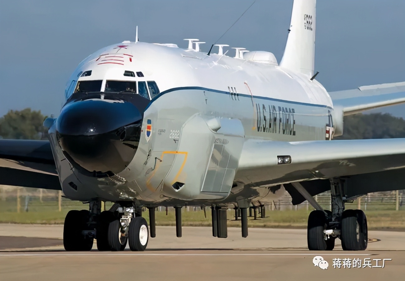 美国空军rc-135起飞,rc135s导弹侦察机背部鼓包