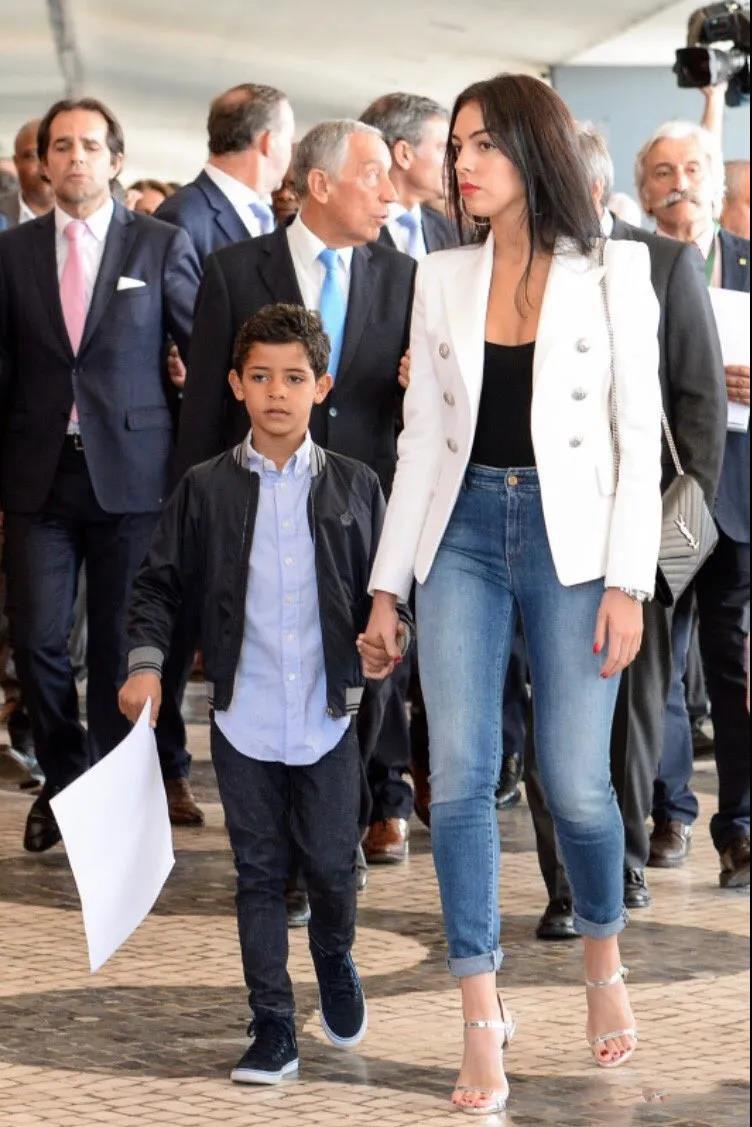 乔治娜穿蓝色衣服视频,乔治娜穿爱马仕拖鞋