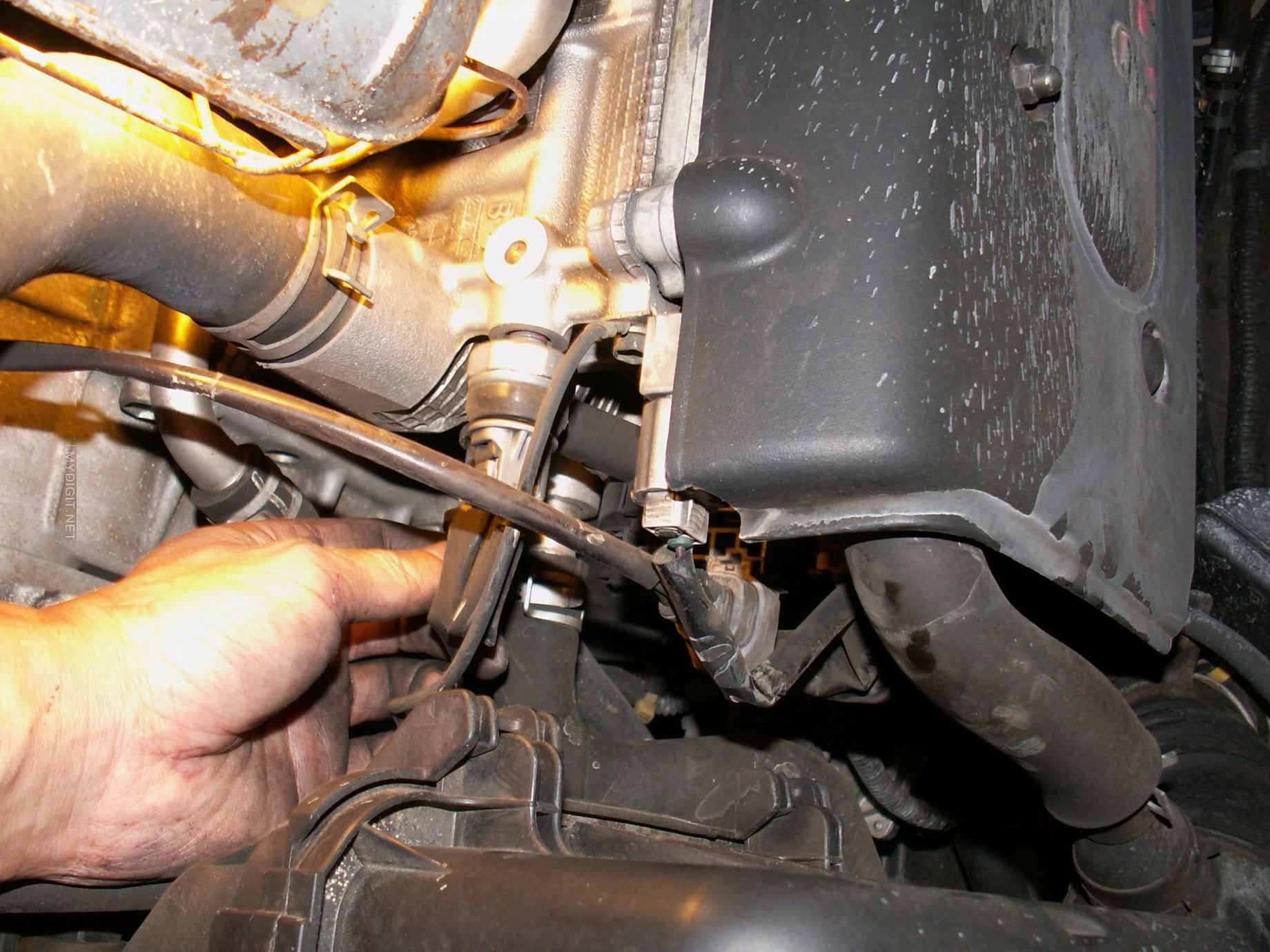 轿车散热风扇不转导致开锅,汽车散热器开锅怎么解决