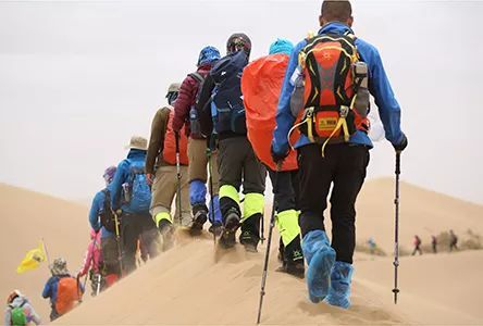 腾格里沙漠高端团建,腾格里沙漠徒步团建几天