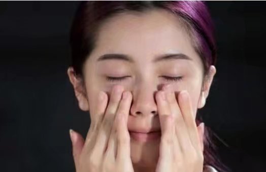 女人再忙也要懂得打扮,女人再忙出门也要化淡妆