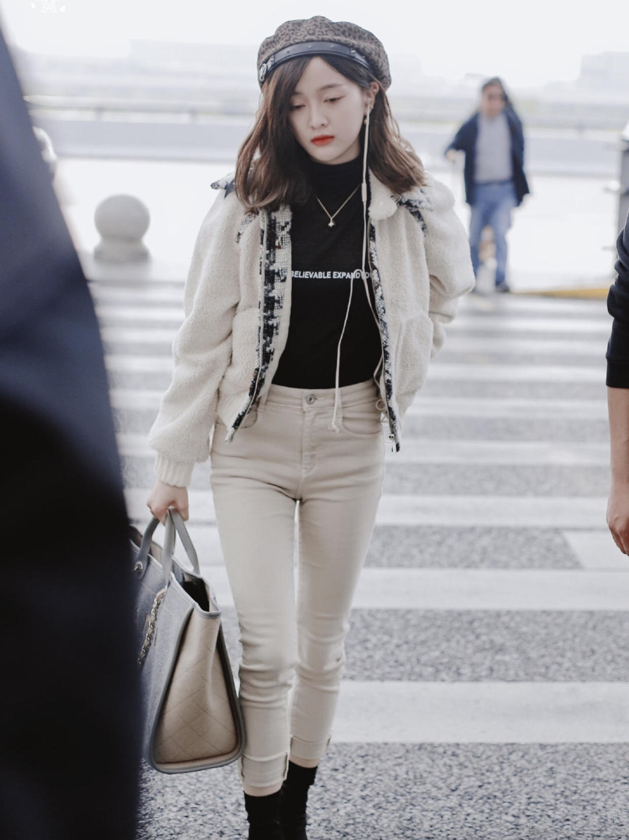 吴宣仪红色羽绒服,吴宣仪同款黄靴冬天怎么搭